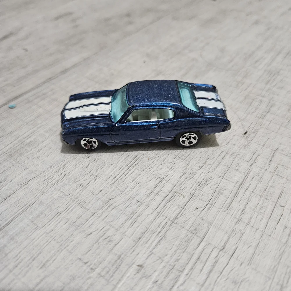 Vintage 1998 Hot Wheels 1970 Chevelle SS Blue w/ White Stripes Diecast Toy Car